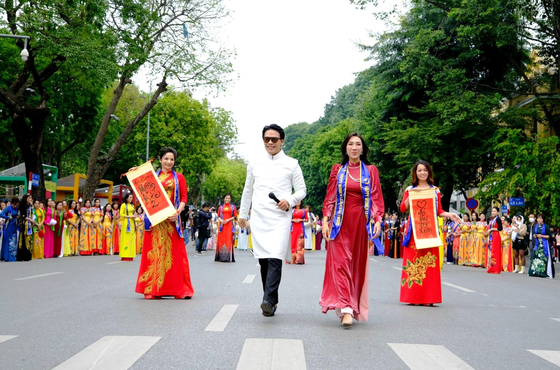 Trình diễn áo dài nữ doanh nhân trên phố đi bộ hồ Hoàn Kiếm